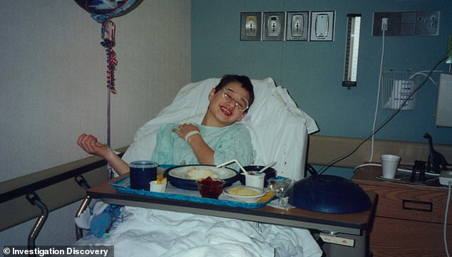 أقنعت كلودين جيبسي روز (يسار) وآخرين بأنها تعاني من مجموعة متنوعة من الأمراض بما في ذلك سرطان الدم وضمور العضلات.  استمرت الانتهاكات لسنوات، حتى أمرت جيبسي روز بقتل والدتها 