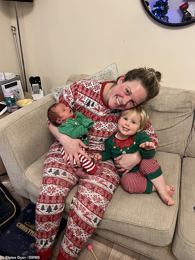 في الصورة: بليز ومالوري ورودي حديثي الولادة يرتدون بيجامة عيد الميلاد المتطابقة