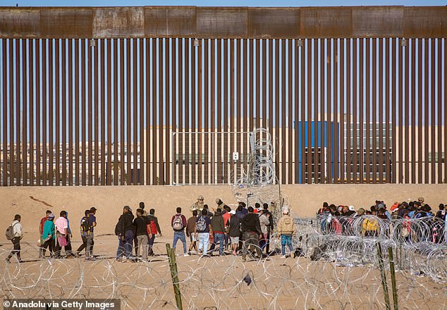 الحرس الوطني في تكساس يحتجز المهاجرين الذين يعبرون نهر ريو غراندي لطلب اللجوء الإنساني قبل عبور حدود الولايات المتحدة في سيوداد خواريز بالمكسيك في 2 يناير 2024.