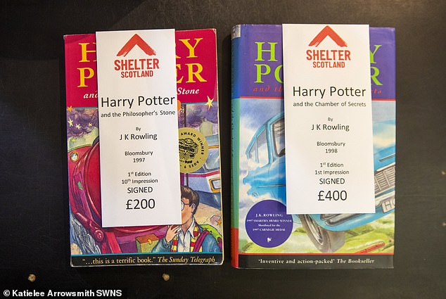 كانت النسخة الأولى من كتاب هاري بوتر وغرفة الأسرار معروضة للبيع، مقابل 400 جنيه إسترليني