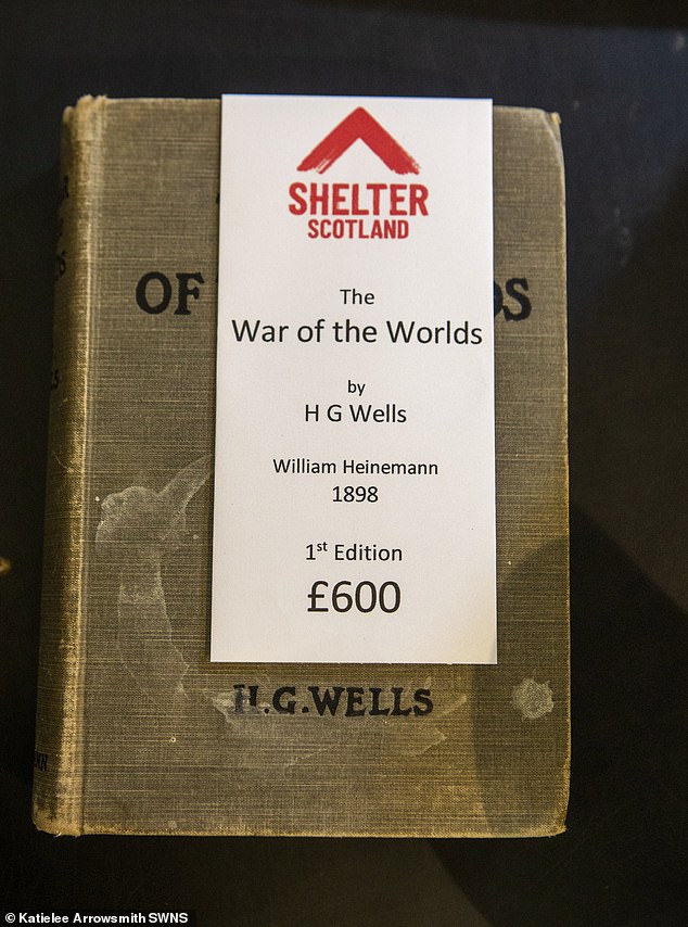 أتيحت للزوار أيضًا فرصة الحصول على نسخة الطبعة الأولى من كتاب The War of the Worlds للكاتب HG Wells، بسعر 600 جنيه إسترليني - مع بيع نسخ عبر الإنترنت بمبلغ يصل إلى 3000 جنيه إسترليني