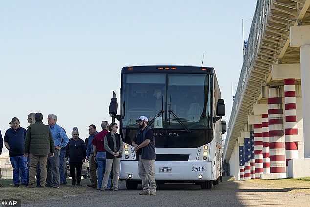 أعضاء جمهوريون في الكونجرس يصلون بالحافلة إلى الحدود بين تكساس والمكسيك، الأربعاء 3 يناير 2024