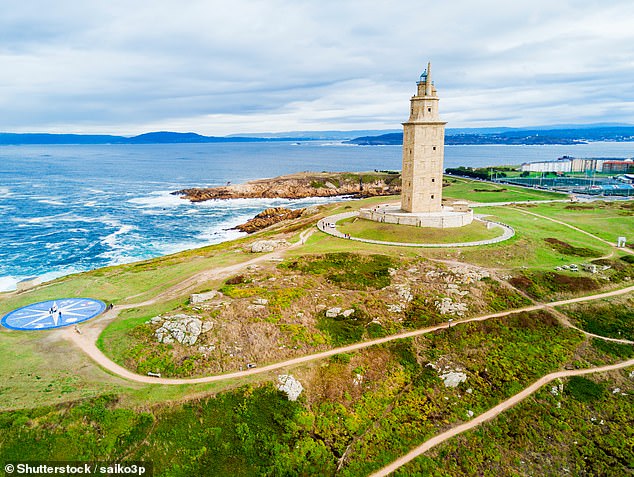 توري دي هرقل، برج منارة حجري يطل على المحيط الأطلسي اللامتناهي في منطقة فيتزروي المتوقعة للشحن