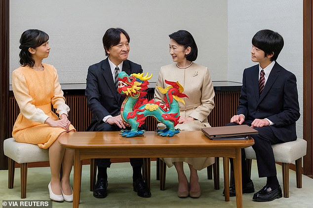 بدت الأميرة في حالة معنوية عالية عندما التقطت صورًا للعام الجديد في ديسمبر من العام الماضي، إلى جانب ولي العهد الأمير أكيشينو والأميرة كاكو (أقصى اليسار) والأمير هيساهيتو (أقصى اليمين).