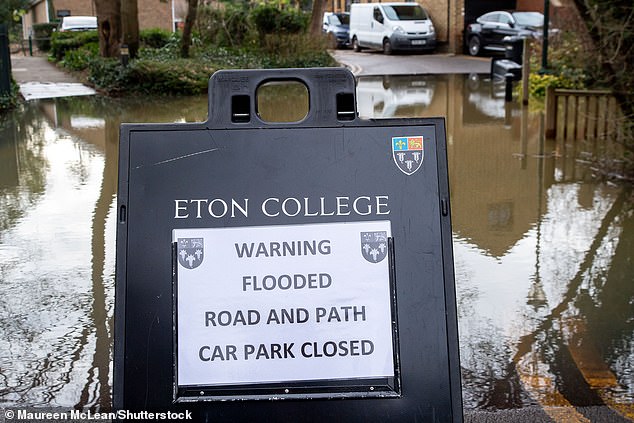 تم إغلاق طريق بجوار كلية إيتون في إيتون، وندسور، بيركشاير بسبب الفيضانات