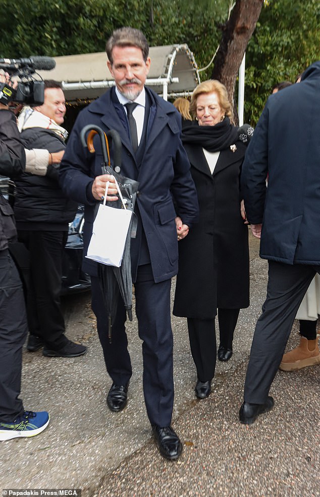 قاد الأمير بافلوس، 56 عامًا، الذي كان يرتدي ملابس سوداء، الطريق حيث تجمعوا معًا وأمسكوا بيد والدته - الملكة آن ماري