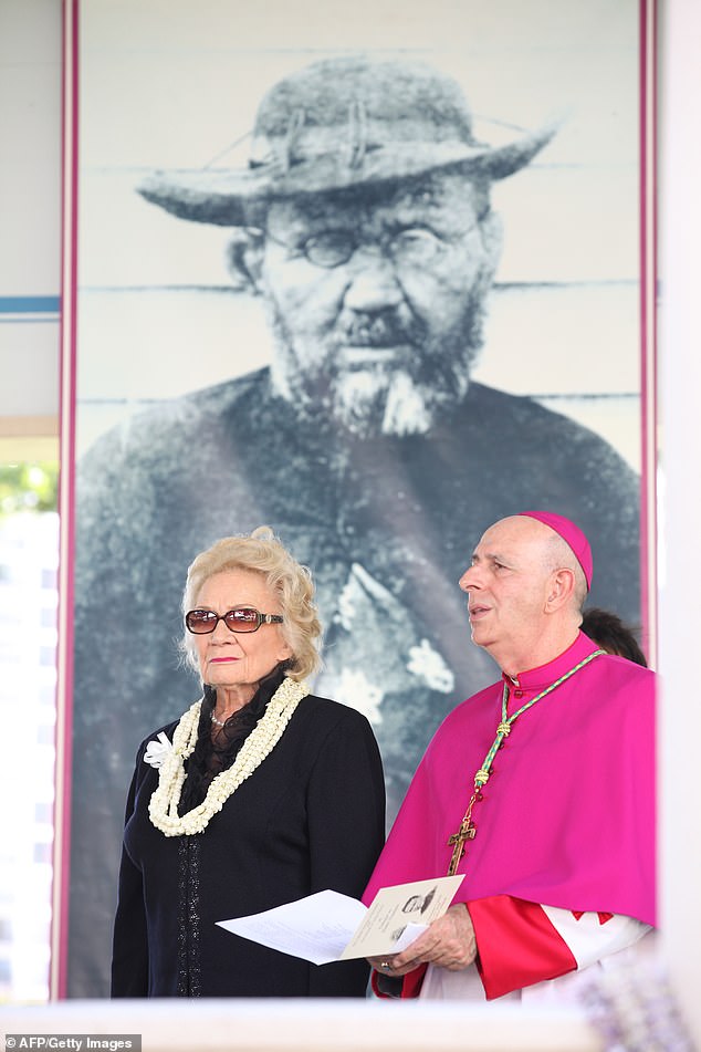 صورة للقديس داميان في قصر إيولاني، جناح التتويج مع الأسقف لاري سيلفا والأميرة أبيجيل كاواناناكوا، 01 نوفمبر 2009 في هونولولو، هاواي