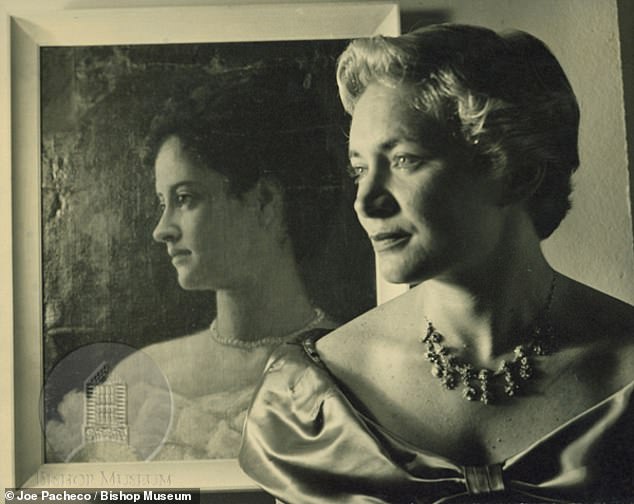 أبيجيل كيكولايك كاواناناكوا، تم تصويرها أمام صورة زيتية لقريبتها الأميرة كايولاني، خلال أسبوع الوها، أكتوبر 1954