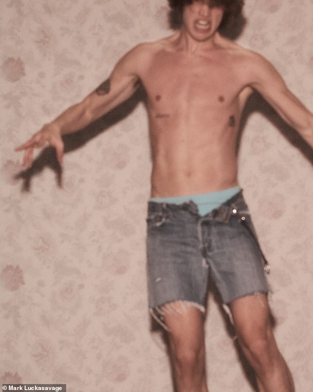 ذهب نجم EastEnders، البالغ من العمر 20 عامًا، بدون قميص لالتقاط الصور حيث ظهر مرتديًا زوجًا من شورتات الجينز