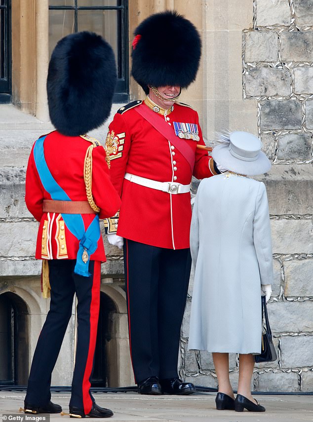 الملكة إليزابيث الثانية تتحدث مع رقيب الحامية الرائد أندرو خلال عرض عسكري
