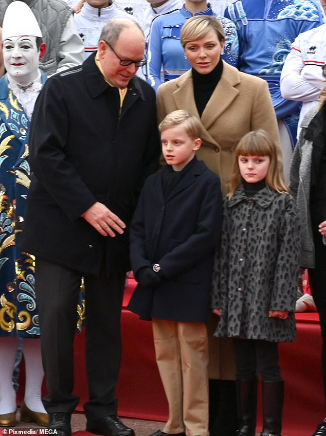 استمتعت الأميرة شارلين والأمير ألبرت أمير موناكو بمهرجان السيرك مع أطفالهما يوم السبت