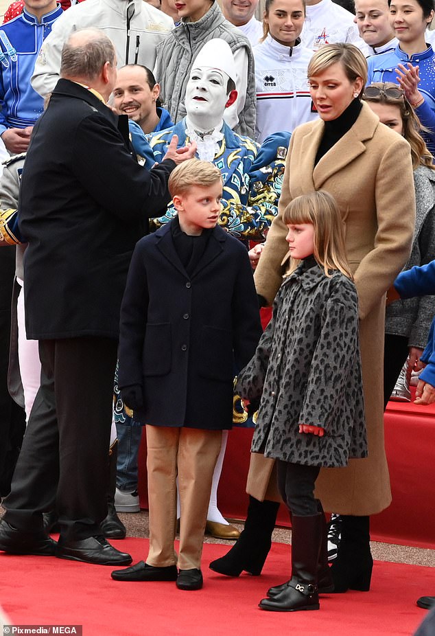 بدت الأميرة تشارلين أنيقة بشكل نموذجي عندما ارتدت معطفًا بيجًا دافئًا مع كنزة سوداء بياقة بولو
