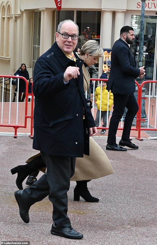 ظهر الأمير ألبرت في حالة معنوية كبيرة وهو يستقبل الحشود في شوارع موناكو يوم السبت