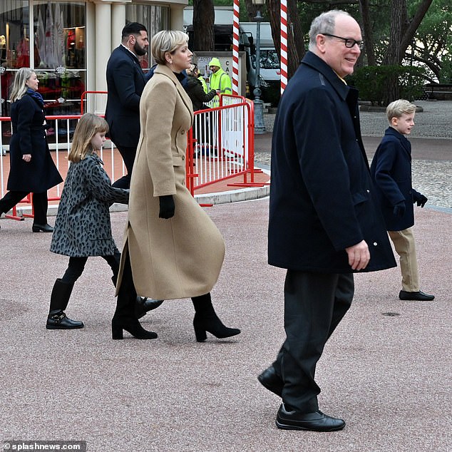 سار أفراد العائلة المالكة على طول الشارع بعد عرض السيرك، مبتسمين للحشود بعد قضاء يوم عائلي في الخارج