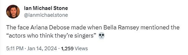 أشار عدد قليل من مستخدمي وسائل التواصل الاجتماعي إلى المظهر الجليدي الذي قدمته أريانا ديبوز عندما أدرجتها بيلا رامزي ضمن مجموعة “الممثلين الذين يعتقدون أنهم مغنيين”.