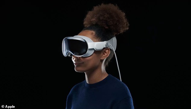 ستعمل ميزة EyeSight على إظهار عيون المستخدم للأشخاص الموجودين في الغرفة عندما يكونون في الواقع المعزز وتصبح معتمة، كما هو موضح هنا، عندما ينغمسون في الواقع الافتراضي