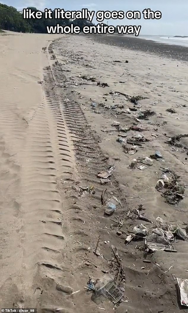 وفي مقطع فيديو آخر، تظهر للمشاهدين شاطئ كوتا المليء بالقمامة وتتساءل لماذا 