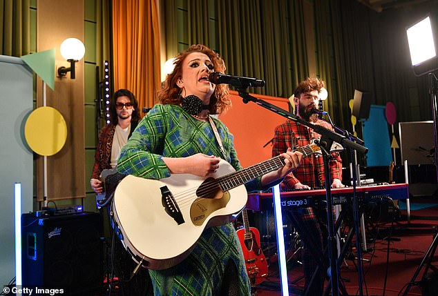 المغني وكاتب الأغاني الأيرلندي CMAT (أعلاه) يؤدي عرضًا في قاعة بوش بلندن، في اليوم السابق لعرض الجوائز الكبير
