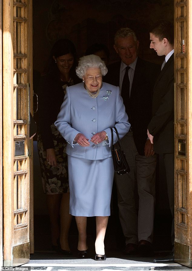 الملكة اليزابيث الثانية في الصورة وهي تغادر عيادة لندن بعد زيارة زوجها الامير فيليب دوق ادنبره في 15 يونيو 2013.