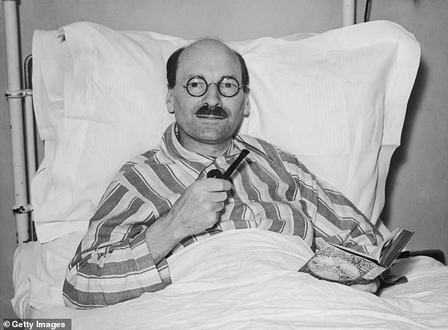 شوهد رئيس الوزراء العمالي المستقبلي كليمنت أتلي - زعيم المعارضة آنذاك - وهو يتعافى في السرير في عيادة لندن عام 1939 بعد إجراء عملية جراحية في البروستاتا.