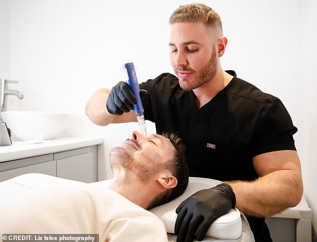 يقول طبيب هيئة الخدمات الصحية الوطنية وخبير التجميل المسجل لدى GMC، الدكتور إد روبنسون، إن ربع مرضاه الذين يخضعون للعلاج التجميلي في عام 2023 كانوا من الرجال