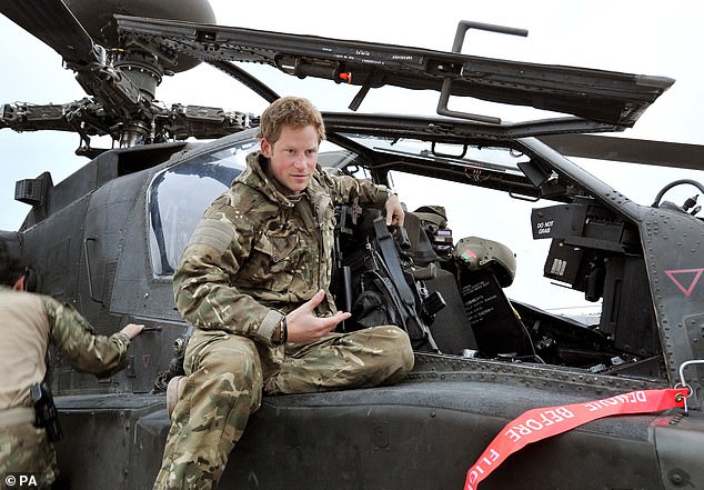 شوهد هاري في ديسمبر 2012 وهو يعمل كطيار مروحية في أفغانستان