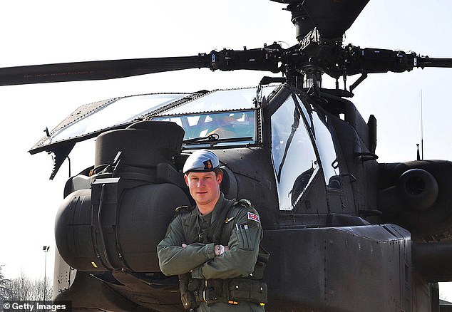 تم تصوير هاري في مارس 2011 وهو يقف أمام طائرة هليكوبتر من طراز أباتشي بعد أيام قليلة من اجتياز الأمير لنصف العقد ليصبح كابتنًا في الجيش البريطاني.