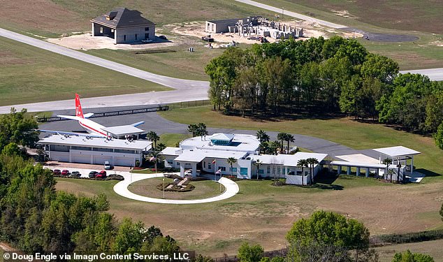 يظهر منزل جون ترافولتا مع طائرته البوينج 707 المتوقفة بجانبه