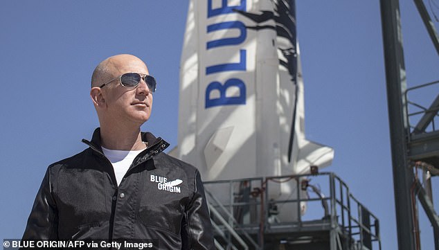 جيف بيزوس، مؤسس شركة Blue Origin، في منشأة الإطلاق التابعة لشركة New Shepard في غرب تكساس قبل الرحلة الأولى للصاروخ