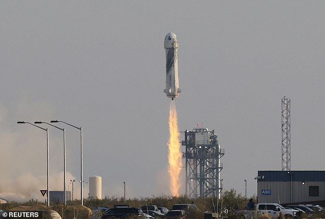 تم إطلاق رجل الأعمال الملياردير جيف بيزوس مع ثلاثة من أفراد الطاقم على متن صاروخ نيو شيبرد في أول رحلة شبه مدارية غير مأهولة في العالم من موقع إطلاق Blue Origin's Launch Site 1 بالقرب من فان هورن، تكساس في يوليو 2021.