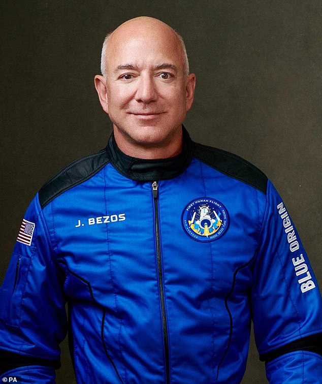 وصل الملياردير إلى حافة الفضاء بعد إقلاعه في أول رحلة مأهولة لشركة Blue Origin