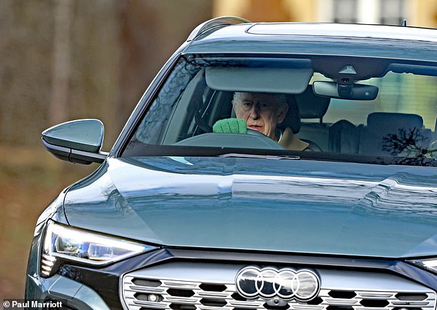 الاثنين – تم تصوير الملك وهو يقود سيارته على الطرق العامة في ساندرينجهام، نورفولك