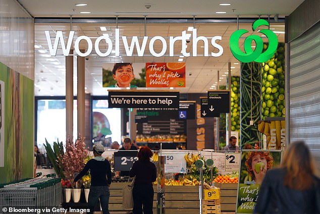 تعهد المئات من الأستراليين بمقاطعة Woolworths (في الصورة) أثناء التسوق لحفلات الشواء الخاصة بيوم أستراليا