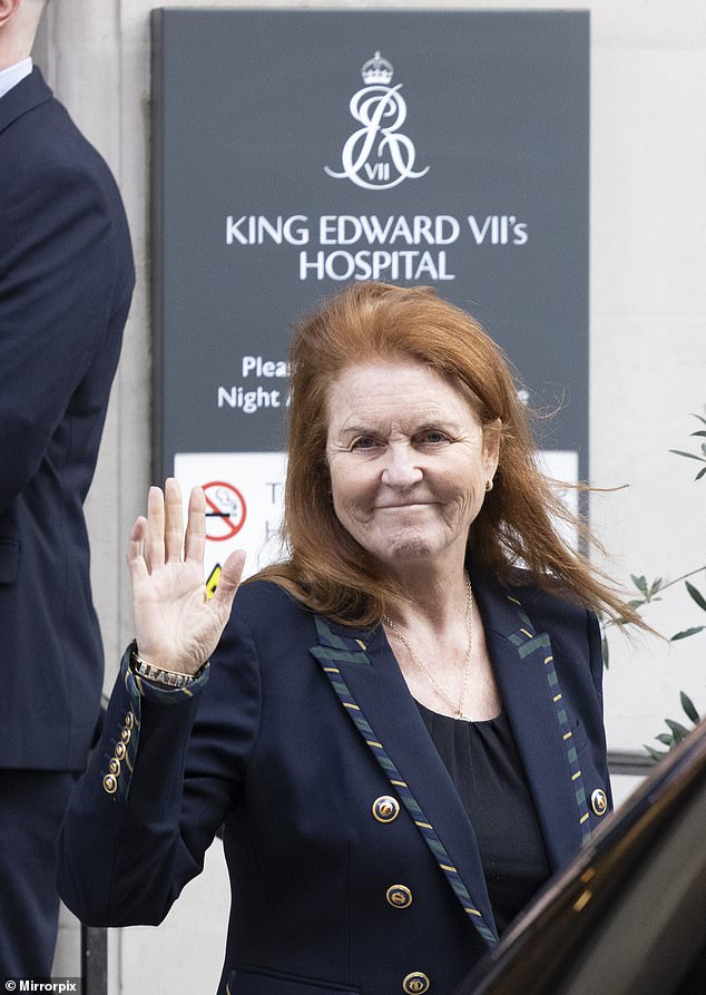 تم تصوير سارة فيرجسون وهي تغادر مستشفى الملك إدوارد السابع في مارليبون يوم الأربعاء