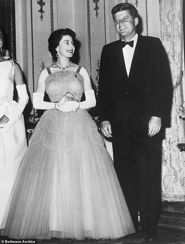 تم تشخيص إصابة الرئيس الأمريكي جون إف كينيدي، في هذه الصورة مع الملكة خلال عشاء رسمي في قصر باكنغهام عام 1961، بمرض أديسون في عيادة لندن عام 1947