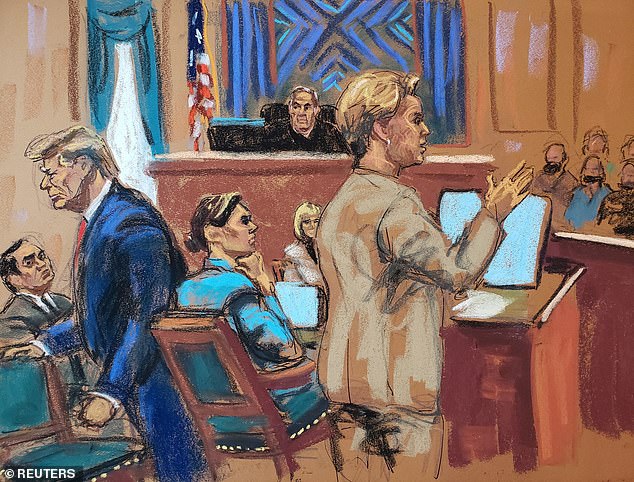وخرج ترامب من قاعة المحكمة (بجانب هابا باللون الأزرق) في بداية المرافعات الختامية يوم الجمعة