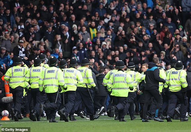 اضطرت الشرطة للتدخل بعد اندلاع مشاكل بين المشجعين خلال مباراة كأس الاتحاد الإنجليزي بين وست بروميتش وولفرهامبتون