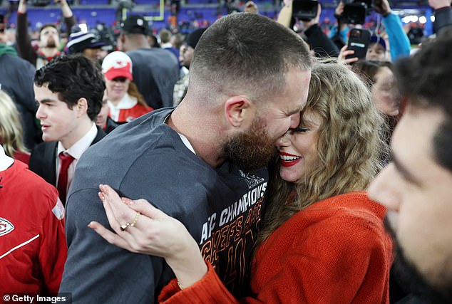 ترافيس كيلسي يقبل صديقته تايلور بعد أن قاد فريق Chiefs إلى مكان في Super Bowl