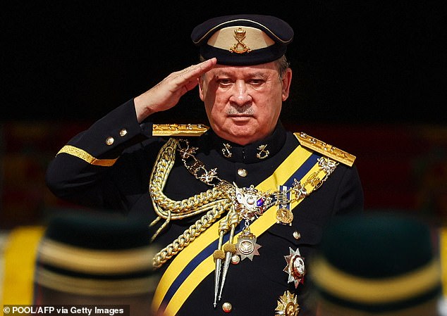 ملك ماليزيا السلطان ابراهيم اسكندر يحيي حرس الشرف خلال مراسم استقبال في القصر الوطني في كوالالمبور، في 31 يناير 2024
