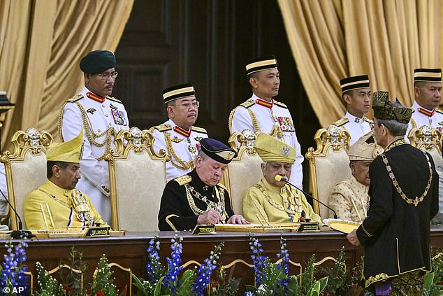 السلطان إبراهيم سلطان إسكندر، يسار الوسط في المقدمة، يوقع الوثائق خلال حفل أداء اليمين بصفته الملك السابع عشر لماليزيا في القصر الوطني في كوالالمبور في كوالالمبور، ماليزيا الأربعاء 31 يناير 2024