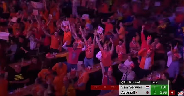 يرتدي المشجعون في هولندا ملابس برتقالية اللون بانتظام للوقوف خلف فان جيروين المفضل على أرضهم