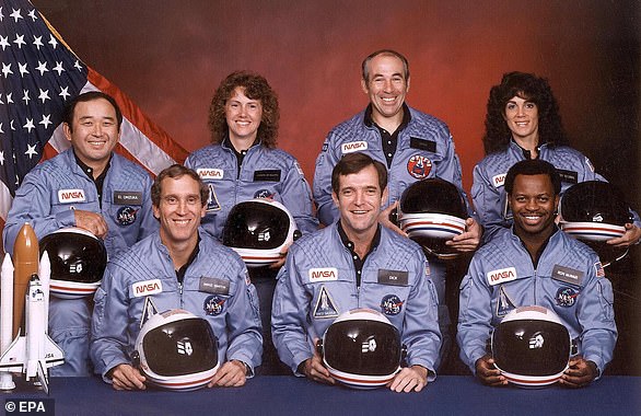 طاقم مكوك الفضاء تشالنجر، الذي انفجر في 28 يناير 1986: (LR الصف الأمامي) رواد الفضاء مايك سميث، ديك سكوبي، رون ماكنير و (LR، الصف الخلفي) إليسون أونيزوكا، معلمة المدرسة كريستا ماكوليف، جريج جارفيس، وجوديث ريسنيك