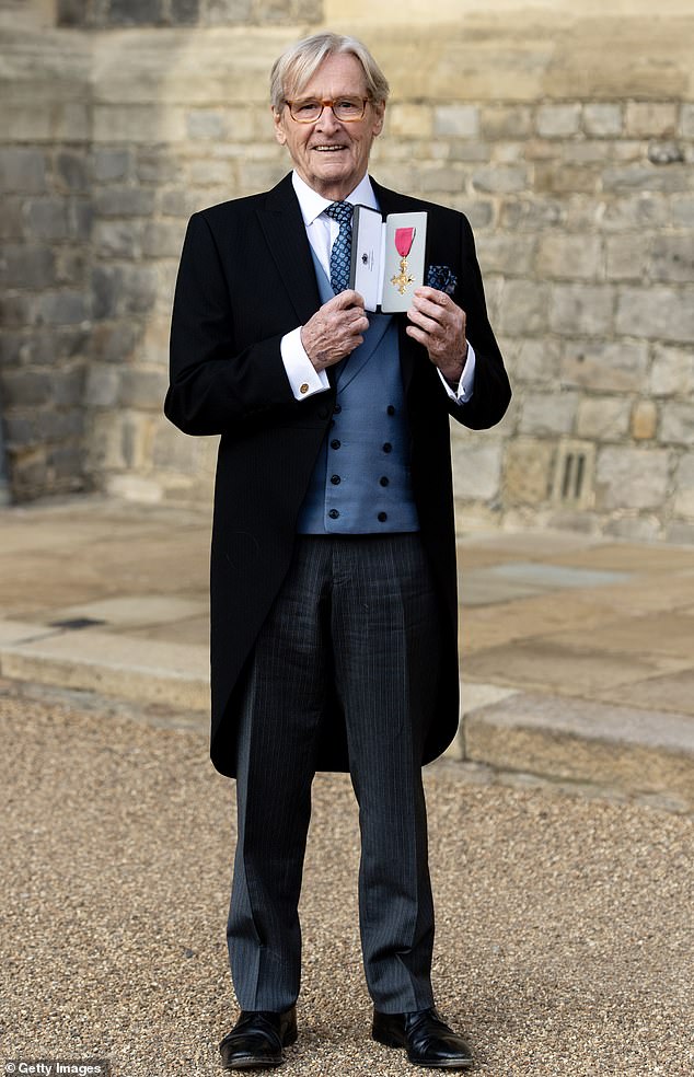 في ديسمبر الماضي، حصل بيل على وسام الإمبراطورية البريطانية (OBE) من الملك تشارلز لخدماته في التمثيل بعد أكثر من 60 عامًا على كوري.