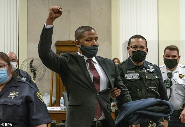 يرفع جوسي سموليت قبضته ليعلن براءته أثناء اصطحابه إلى السجن في محكمة لايتون الجنائية أثناء الحكم عليه بتهمة شن هجوم على نفسه في شيكاغو، 10 مارس 2022