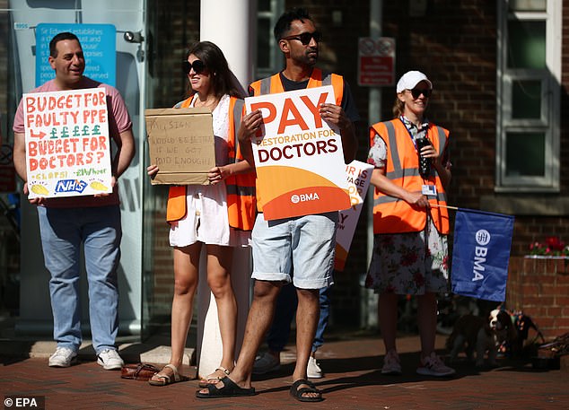 إضراب الأطباء المبتدئين في BMA والعاملين الصحيين في Unite the Union في مؤسسة Christie NHS Foundation Trust في مانشستر في 14 يونيو