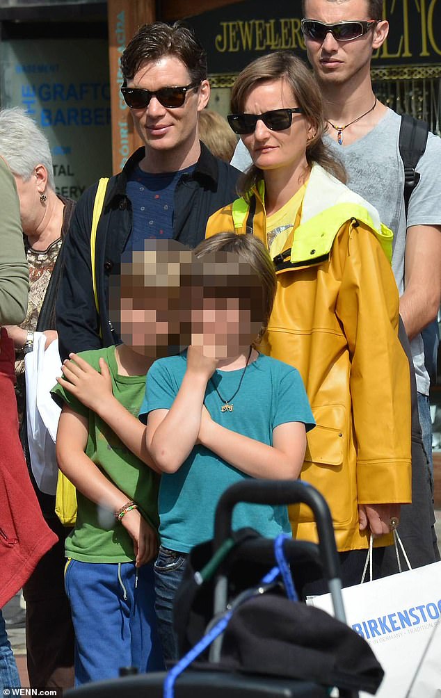 لدى الزوجين طفلان معًا، ملاخي، 17 عامًا، وآران، 16 عامًا. في الصورة: العائلة في دبلن في عام 2014