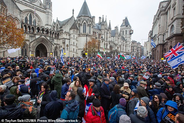 تجمع عشرات الآلاف من الأشخاص في وسط لندن للمشاركة في مسيرة ضد معاداة السامية في نوفمبر
