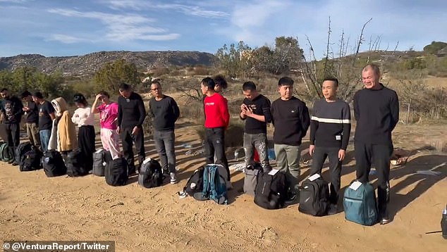 ظهر المهاجرون الصينيون الذين وصلوا إلى الحدود الجنوبية بين الولايات المتحدة والمكسيك بالقرب من كاليفورنيا في ديسمبر