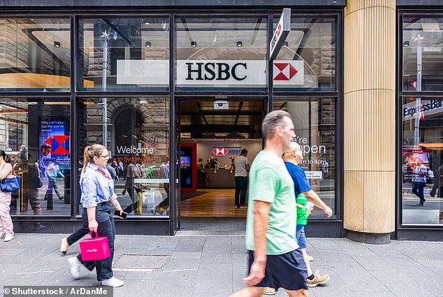 وزعم أركيليان أن بنك HSBC حاول إقناعه بالتوقيع على استمارة تفيد بأنه سمح بالمعاملات