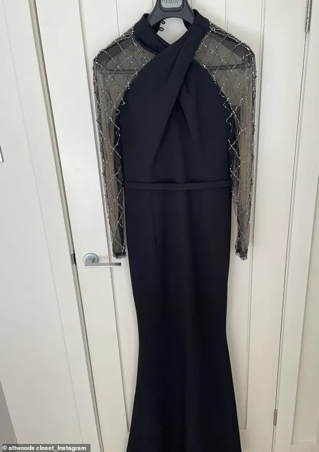 الشخصية التلفزيونية - التي تبلغ قيمتها الصافية 1.2 مليون جنيه إسترليني - تبيع أيضًا الفستان الأسود الأنيق الذي ارتدته والدتها في حفل زفاف أوليفيا العام الماضي (في الصورة)